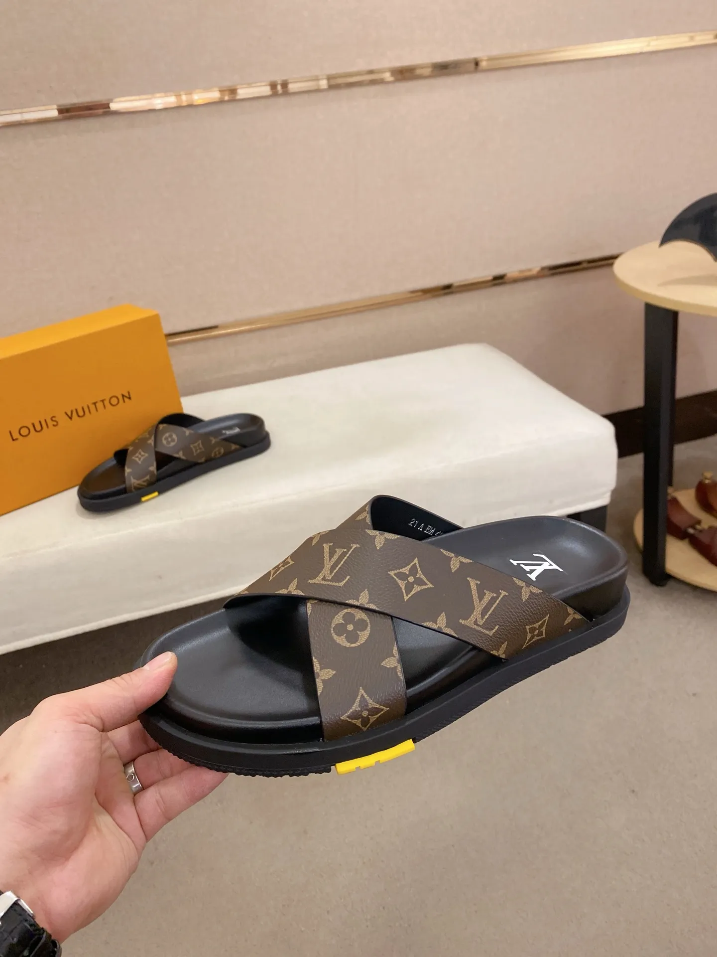 Factory price: 420💰Made by LV🔍Top purchasing agent. Men's spring and summer slippers are available at the same counter. The uppers are made of cowhide imported from Italy. High-quality craftsmanship, soles: original soles specially provided by the original factory, exclusive movable molded soles are super comfortable, original factory follow-up goods, 🔍🔍high quality, can be entered and exited the counter at will, welcome to compare, code number 38-44. Can be customized45